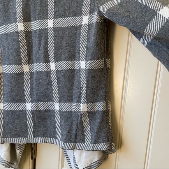 Chico's Gray and White Plaid Cardigan Size 0 - Picture 5 of 8